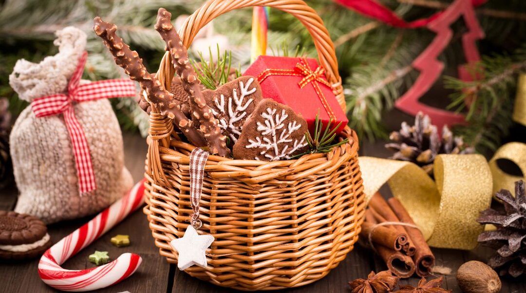 Thoughtful and Festive: 16 Gift Basket Ideas for the Holidays